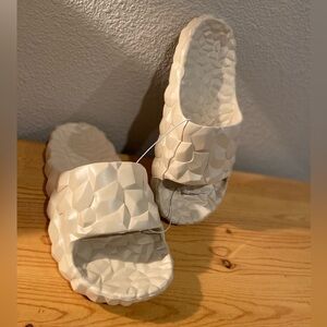 Dius~Dianets~NWOT~Unisex~Multi-Purpose~Indoor/Outdoor~
Slide Sandal~Size 8.5-9.5